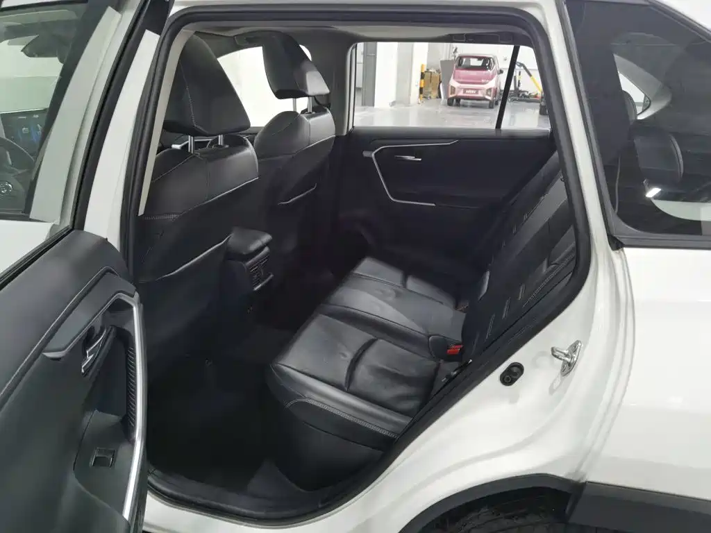Toyota RAV4 — миниатюра 15