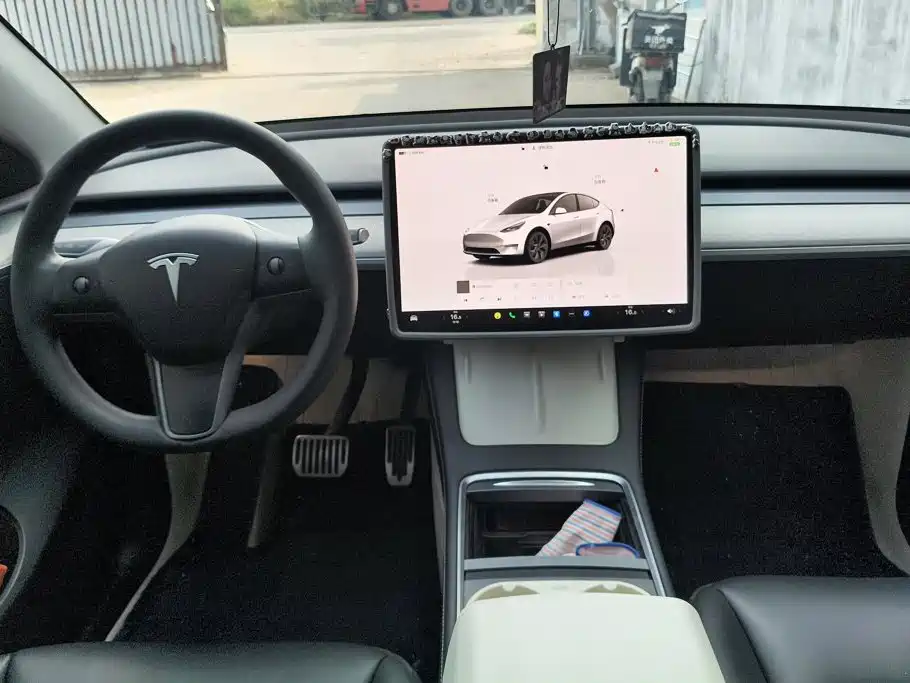 Tesla Model Y — миниатюра 12