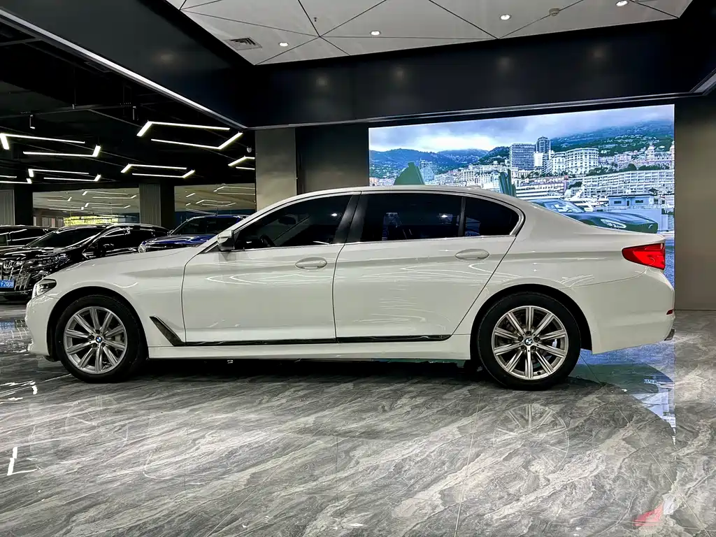 BMW 5 Series — миниатюра 8