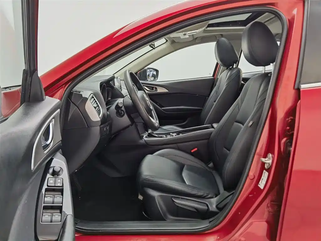 Mazda Mazda3 3 2017 1.5L AT Luxury V