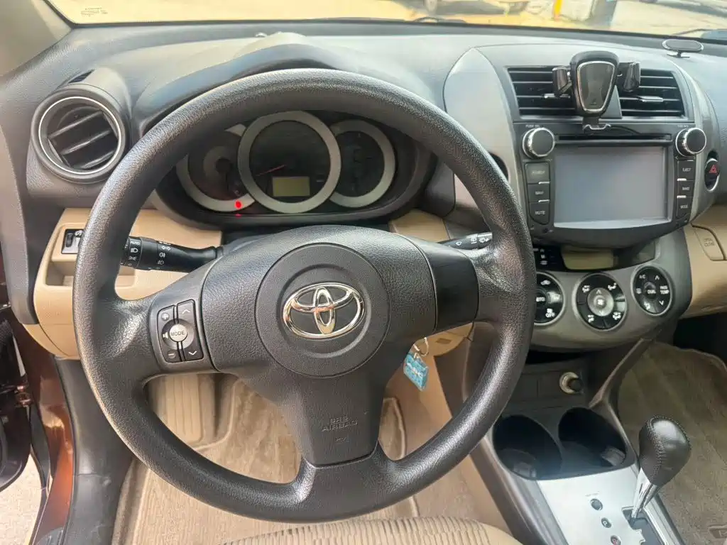 Toyota RAV4 — миниатюра 8