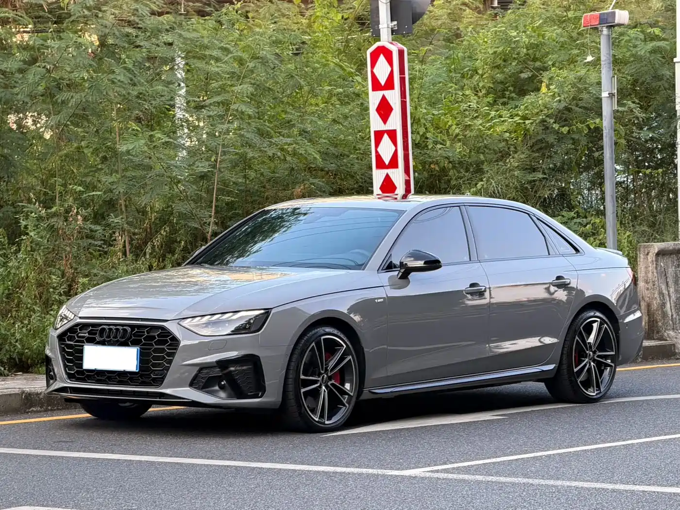 奥迪A4L 2025款 200万辆悦享版 45 TFSI quattro 臻选动感型 2025