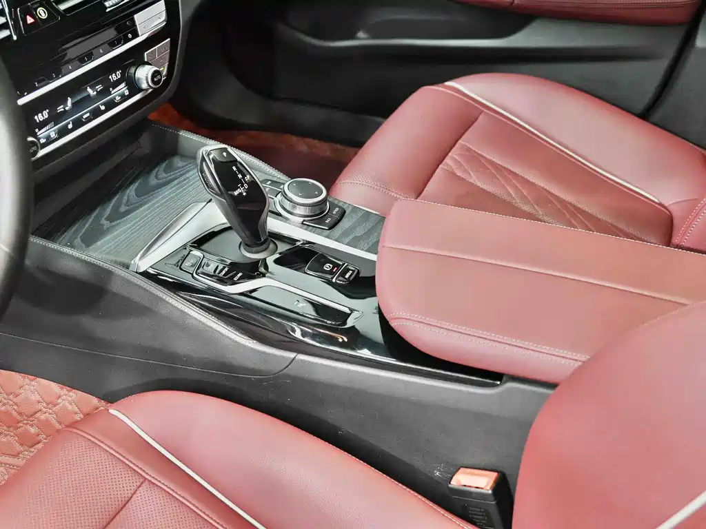 BMW 5 Series — миниатюра 13