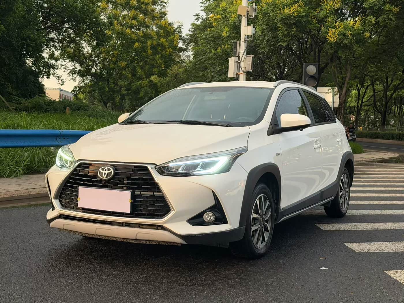 Toyota YARiS L Zhi Xuan 1.5 л 2022 г. Белый, пробег 30000 км