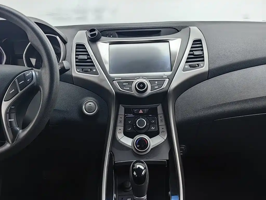 Hyundai Elantra Langdong — миниатюра 12