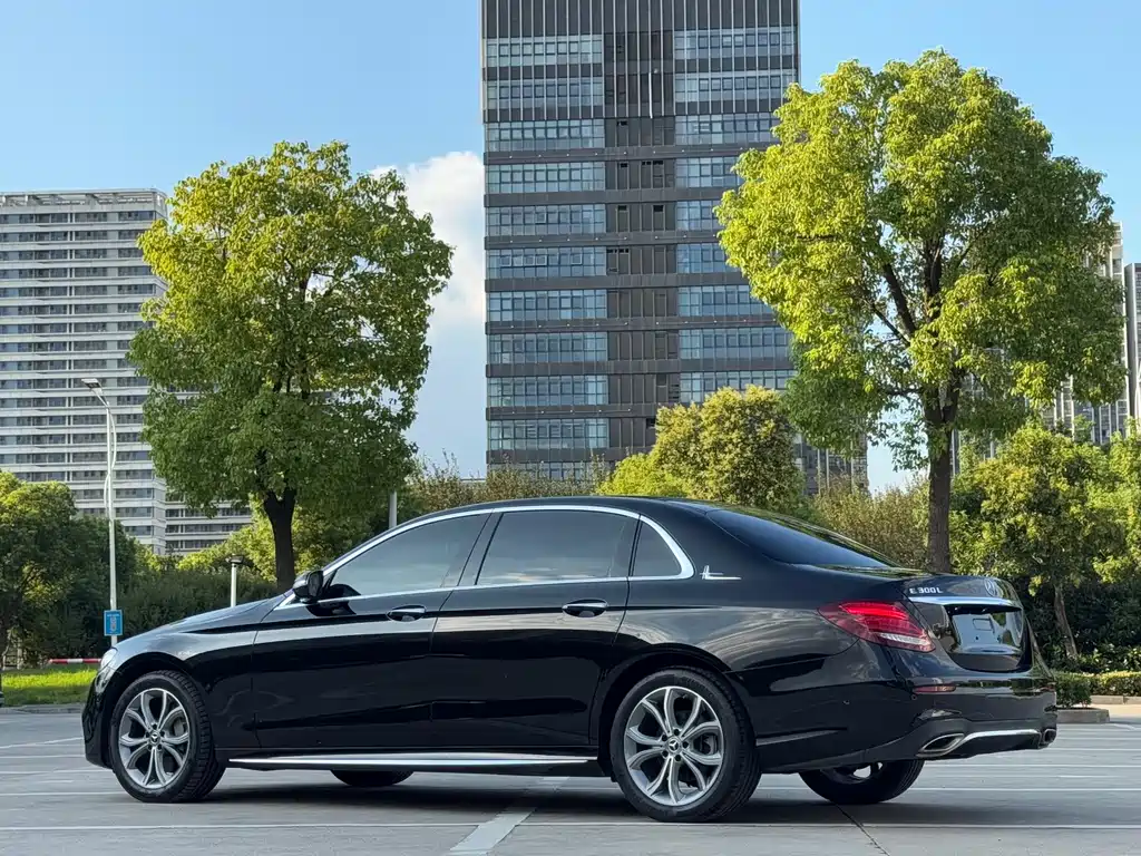 Mercedes-Benz E-Class — миниатюра 18