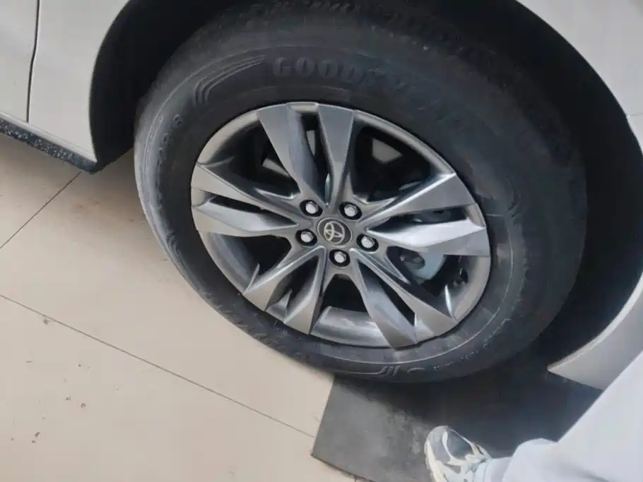 Toyota Sienna — миниатюра 6