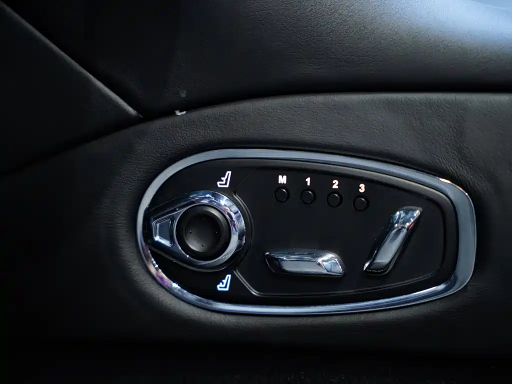 Aston Martin DB11 — миниатюра 22