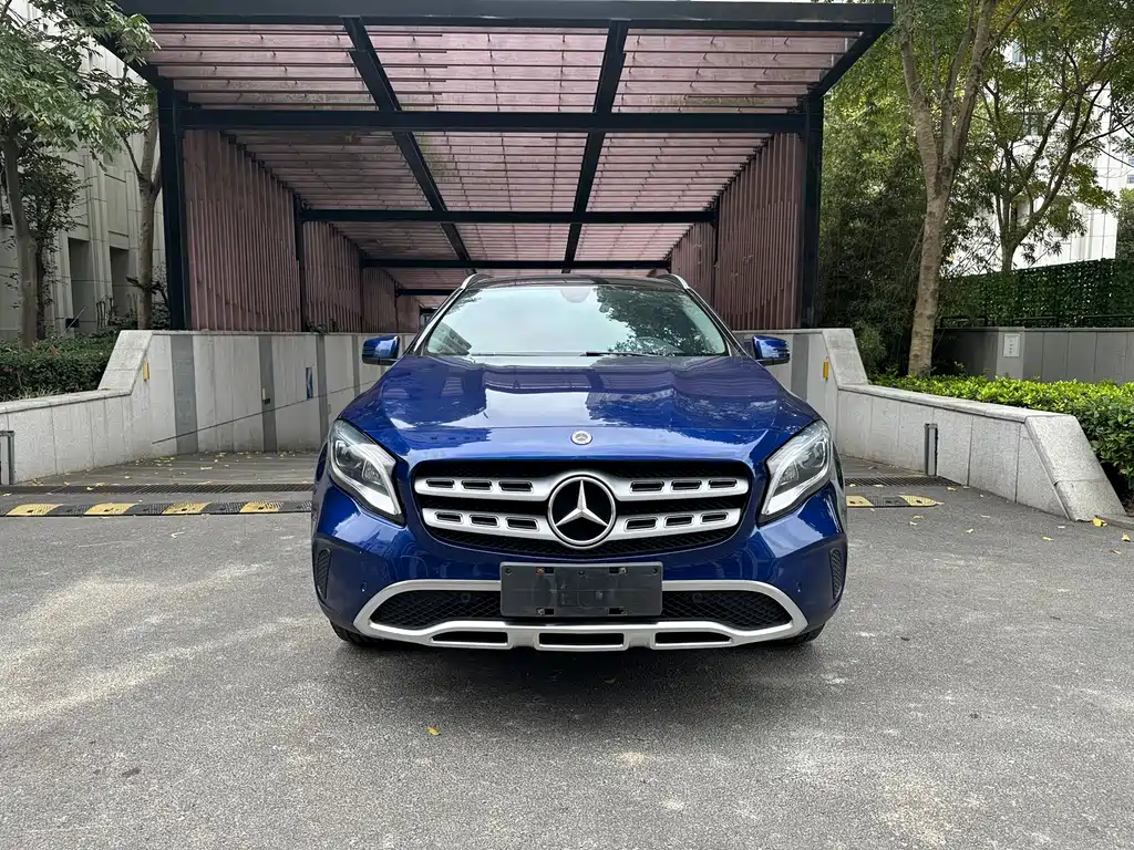 MERCEDES-BENZ GLA