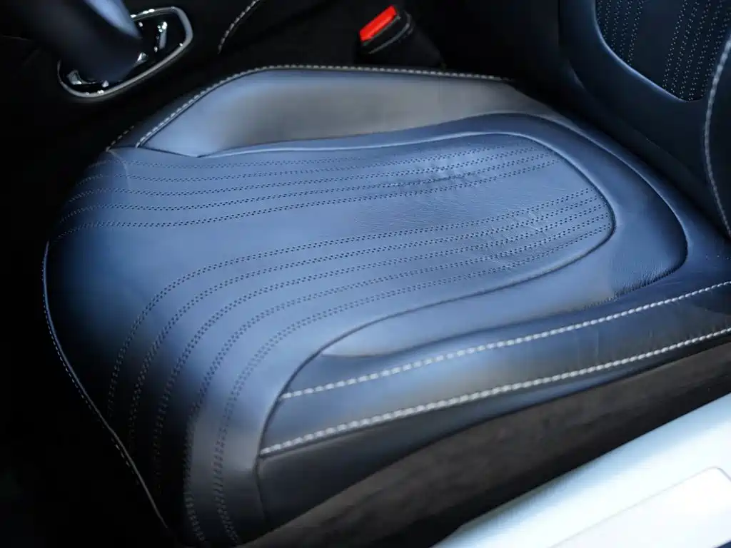 Aston Martin DB11 — миниатюра 12