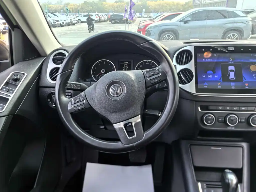 VOLKSWAGEN TIGUAN