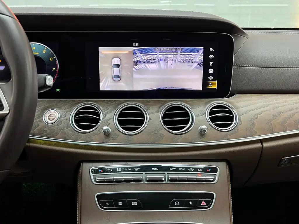 Mercedes-Benz E-Class — миниатюра 13