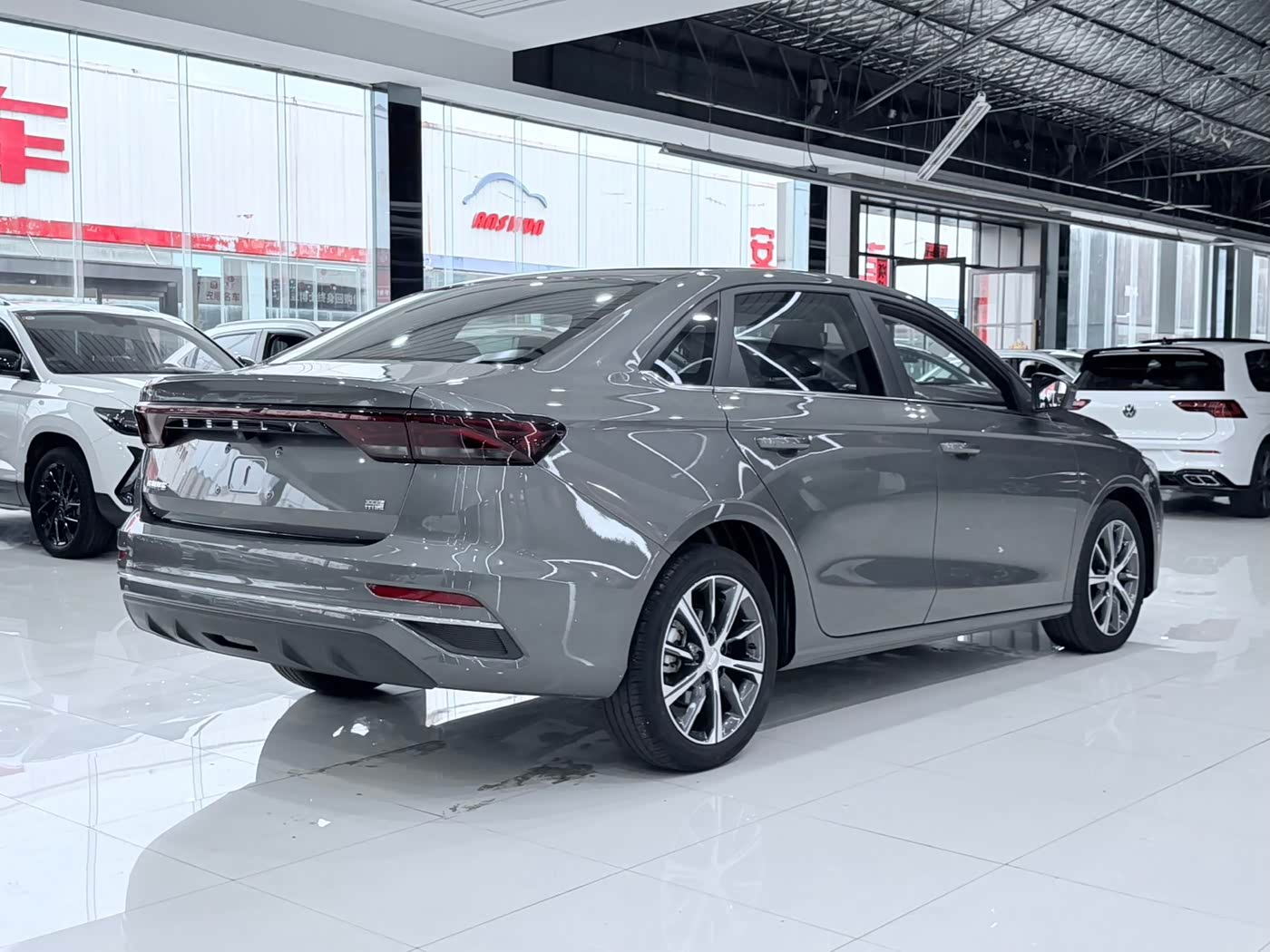 Geely Emgrand 1.5 л 2022 г. Серебристо-серый, пробег 23000 км