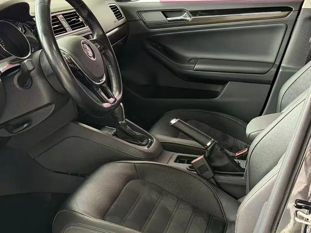 Volkswagen Sagitar 2017 230TSI AT Luxury