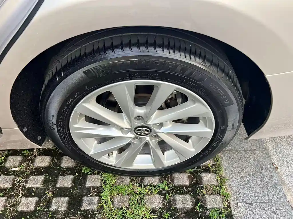 Toyota Camry — миниатюра 17