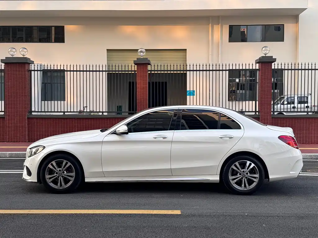Mercedes-Benz C-Class — миниатюра 7