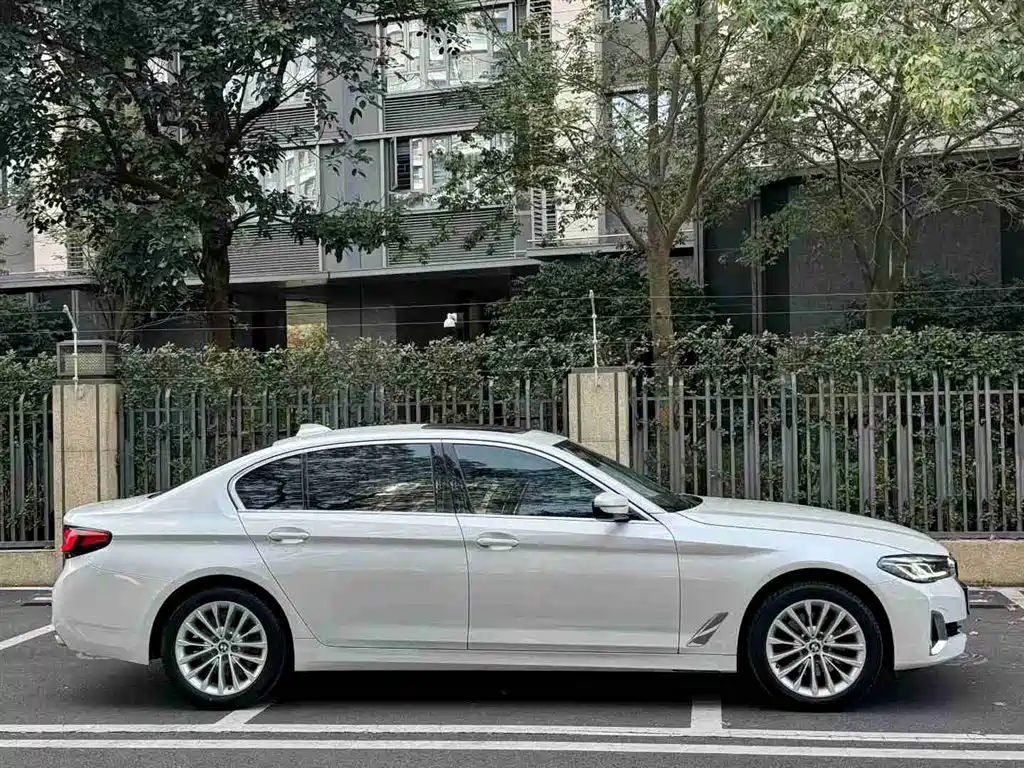 BMW 5 SERIES