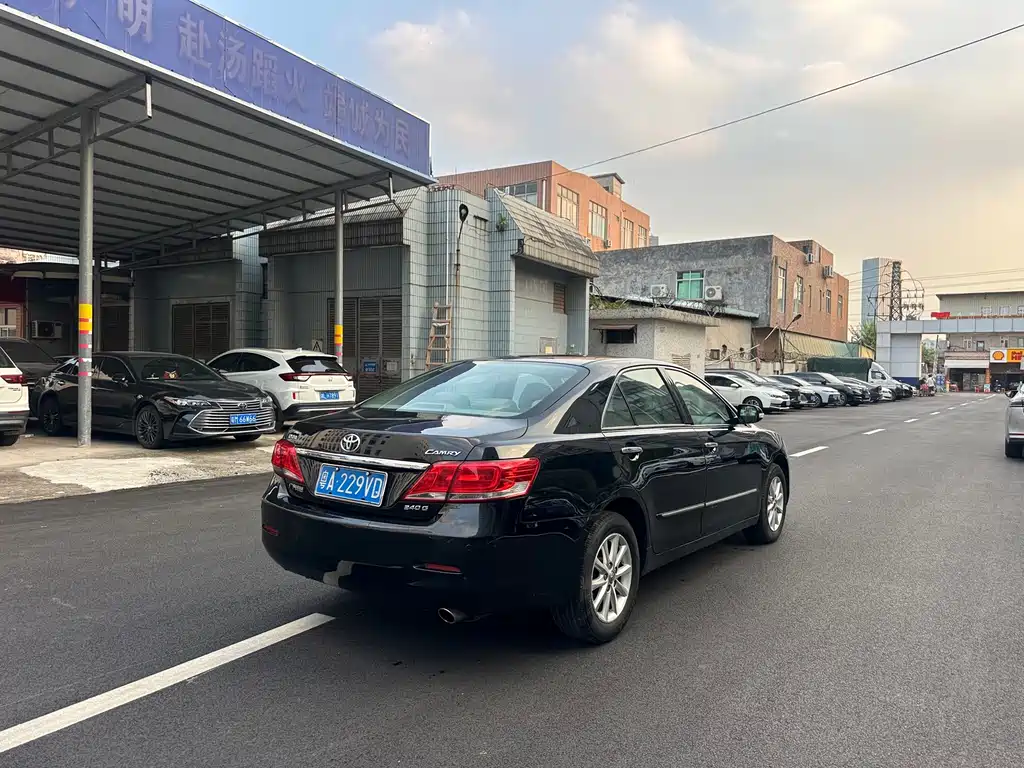 Toyota Camry — миниатюра 5
