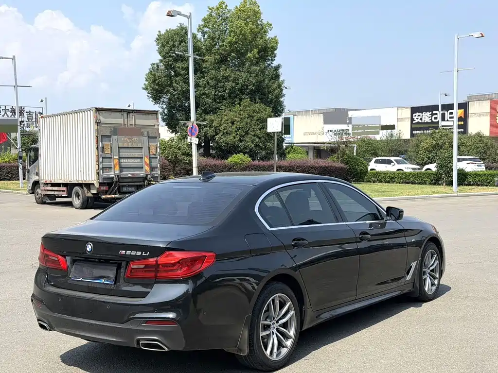 BMW 5 Series — миниатюра 9