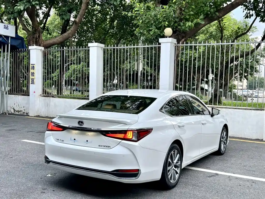 Lexus ES — миниатюра 7