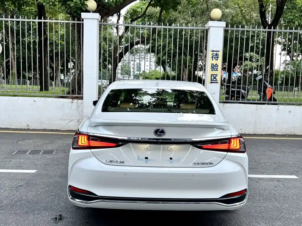 Lexus ES — миниатюра 8