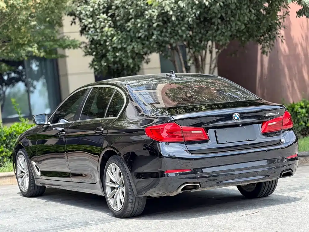 BMW 5 Series — миниатюра 10