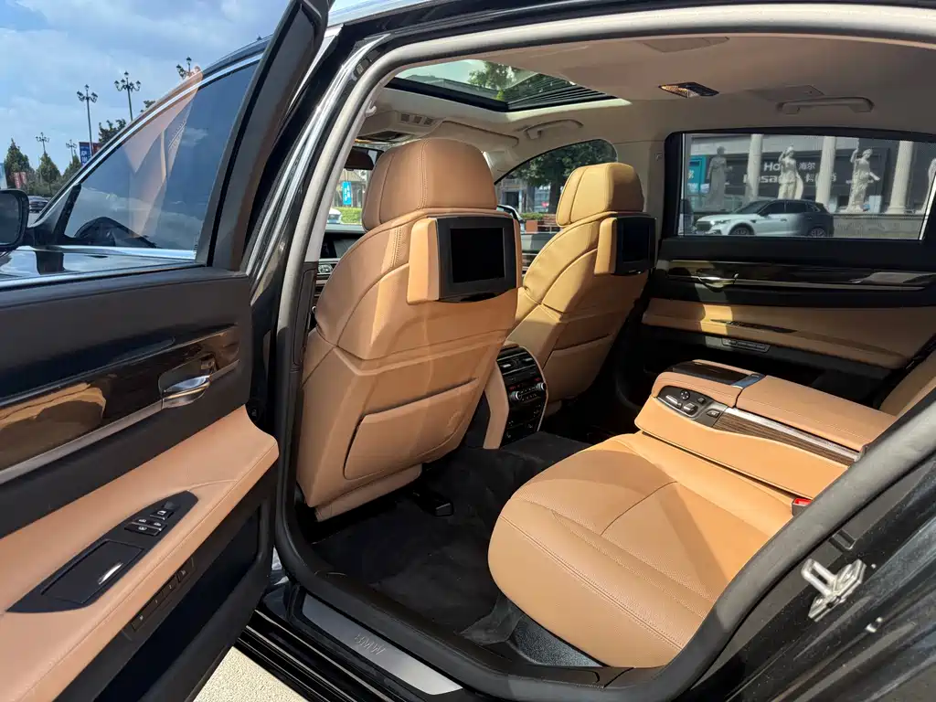 BMW 7 Series — миниатюра 5