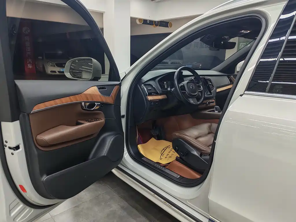 Volvo XC90 2022 B6 Luxury 7 мест
