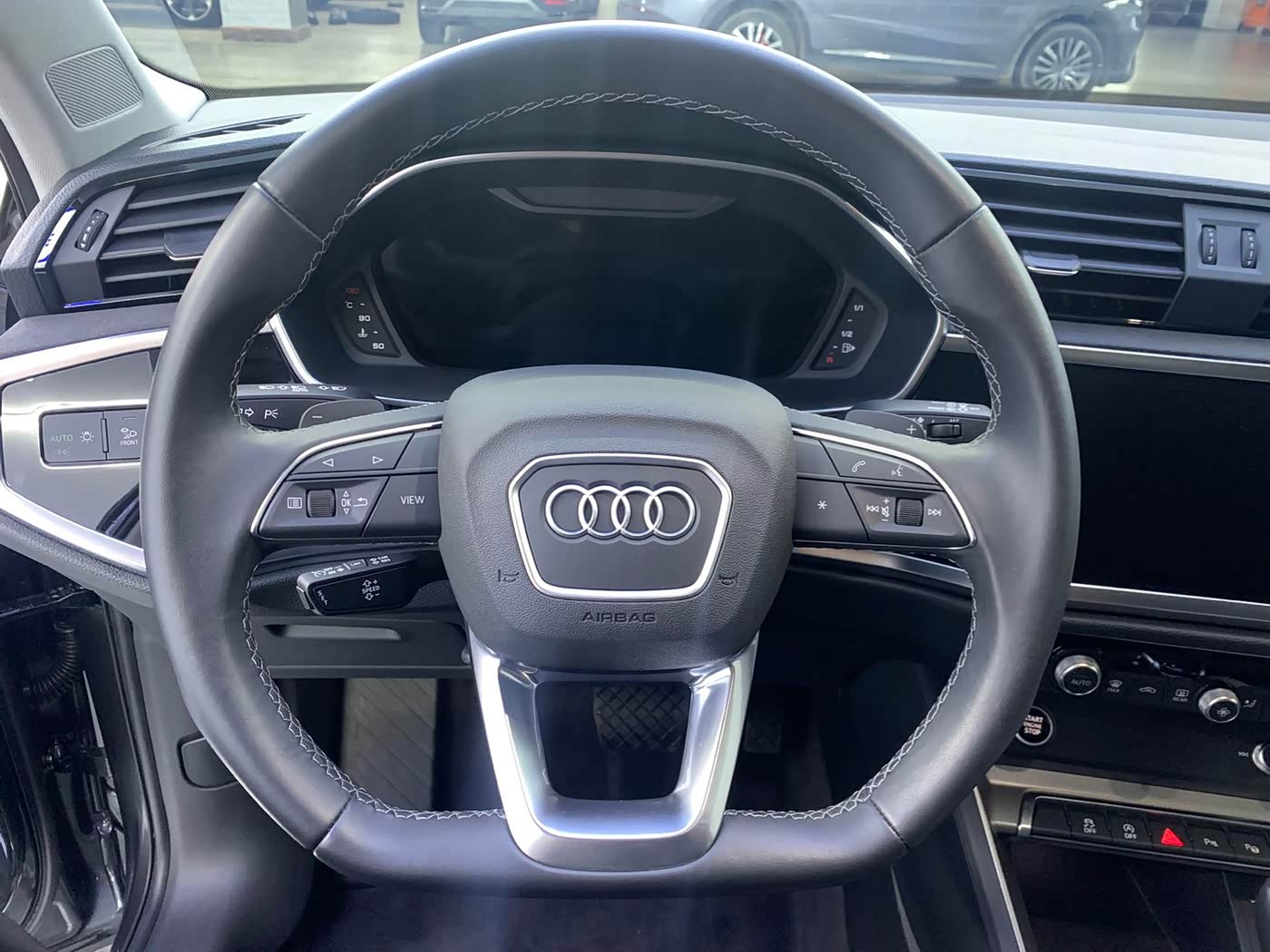 Audi Q3 1.4 л 2023 г. Серебристо-серый, пробег 12000 км