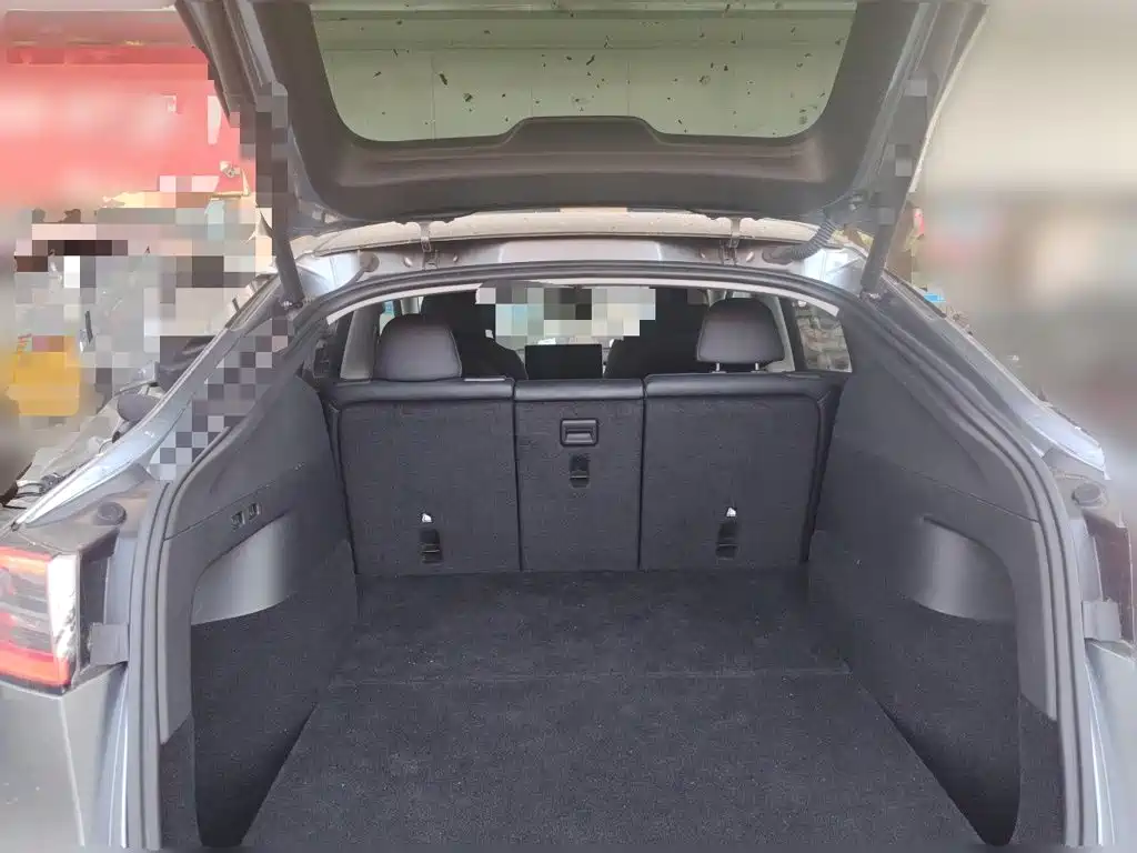 Tesla Model Y — миниатюра 15