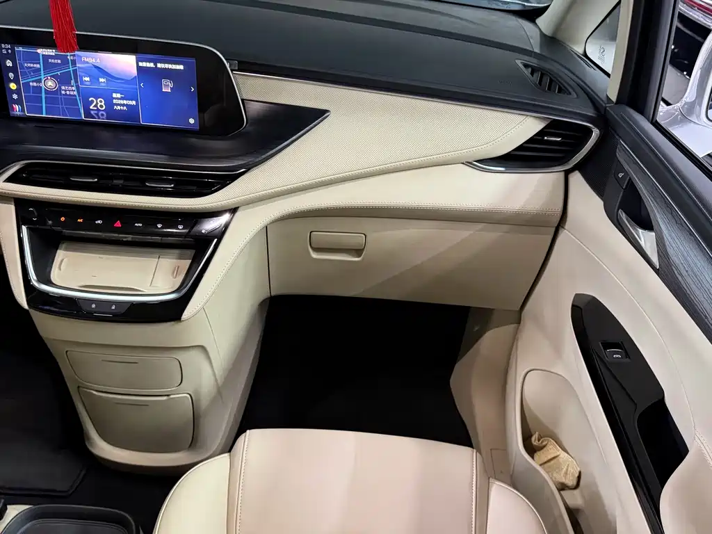 Buick GL8 Hybrid — миниатюра 11