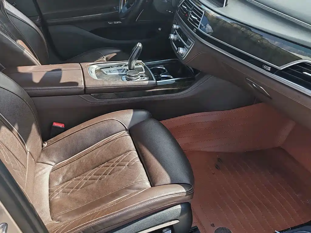 BMW 7 Series — миниатюра 12