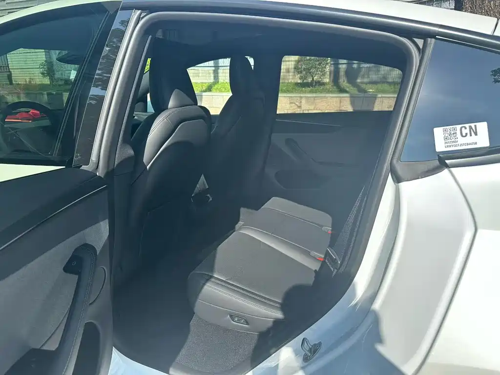 Tesla Model Y — миниатюра 5
