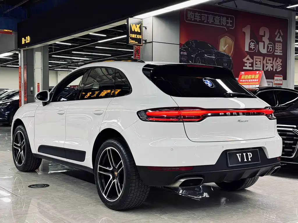 PORSCHE MACAN