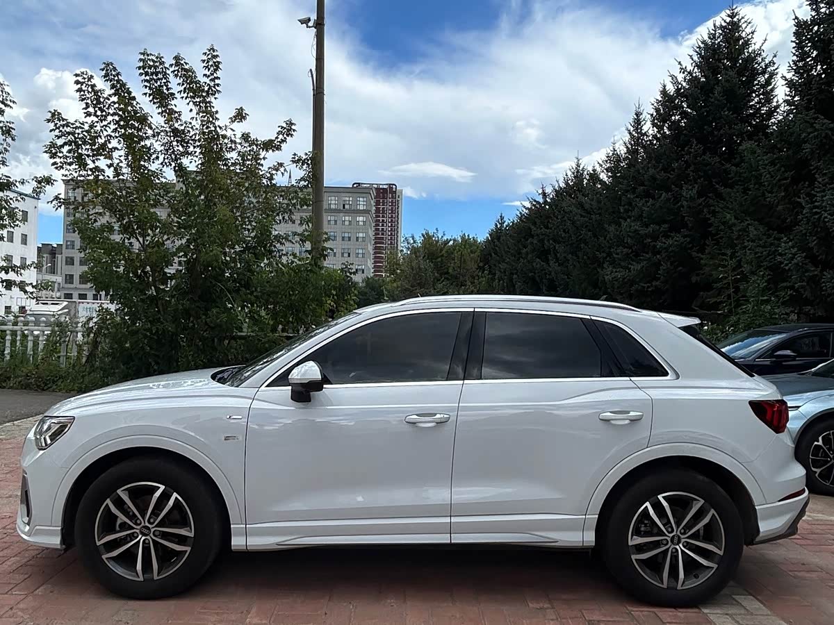 Audi Q3 1.4 л 2023 г. Белый, пробег 19000 км