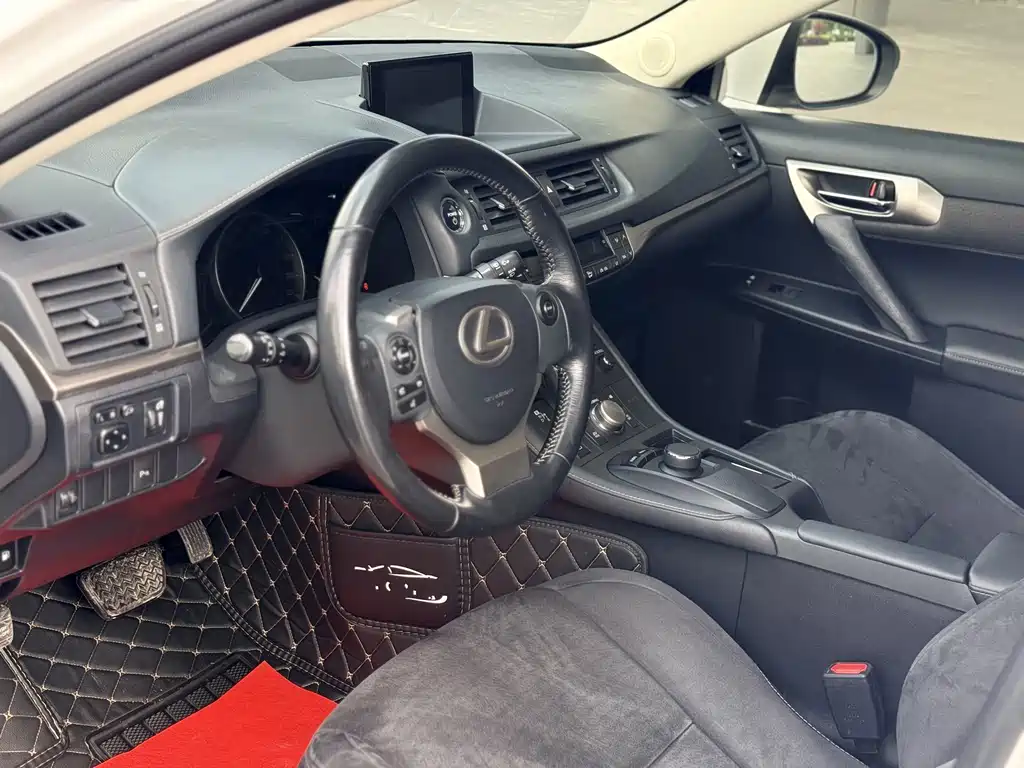 Lexus CT — миниатюра 11