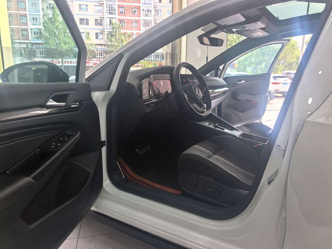 Volkswagen Golf 1.4 л 2023 г. Белый, пробег 22000 км