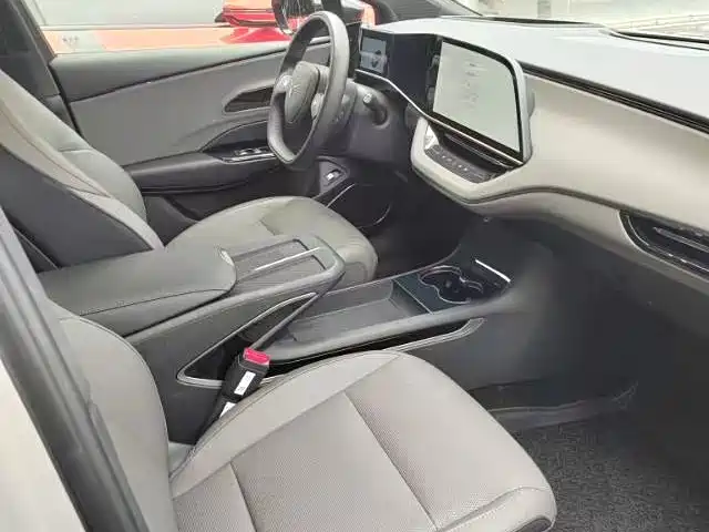 Hongqi EH7 2025 640