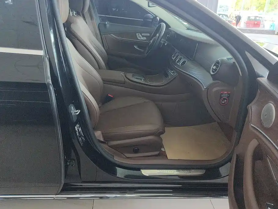 Mercedes-Benz E-Class — миниатюра 8