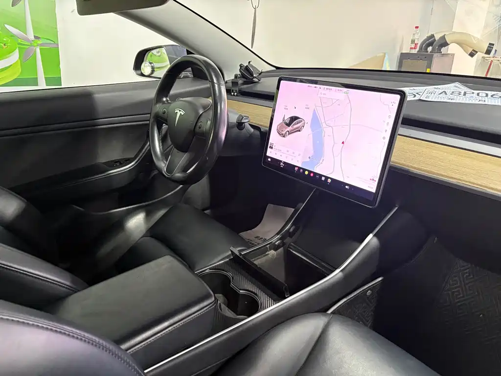 Tesla Model 3 — миниатюра 6