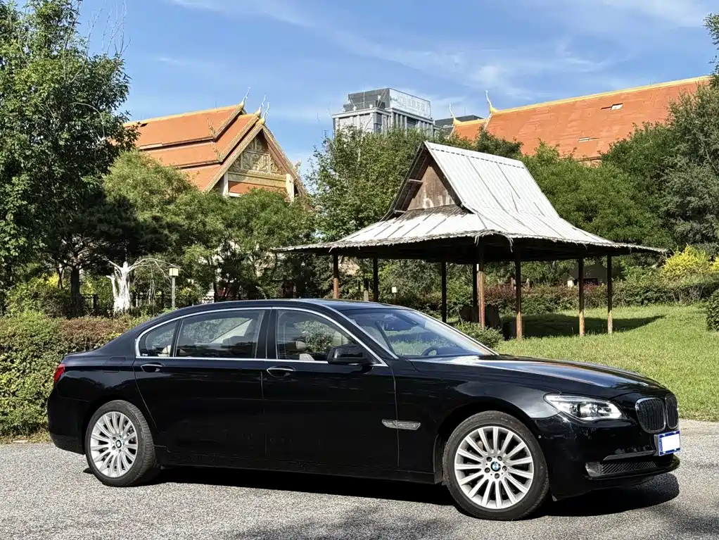 BMW 7 Series — миниатюра 4