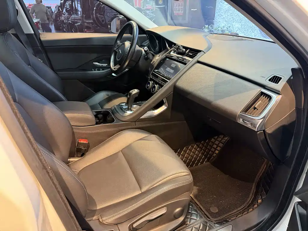 Jaguar E-PACE — миниатюра 13