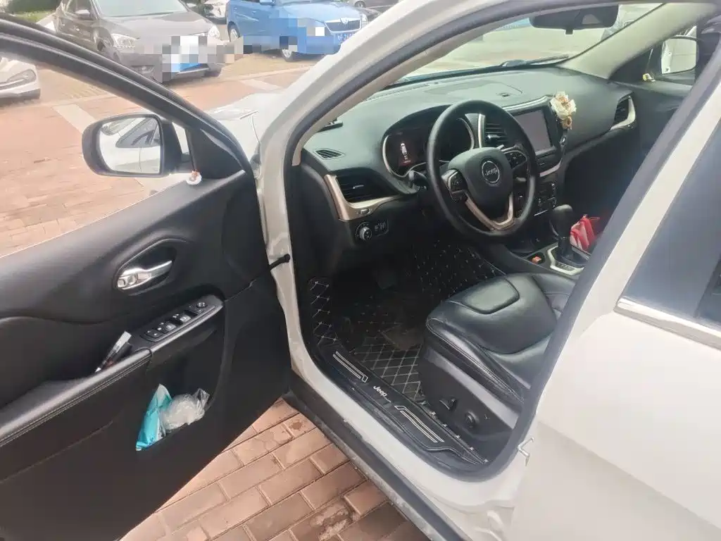 Jeep Cherokee — миниатюра 12
