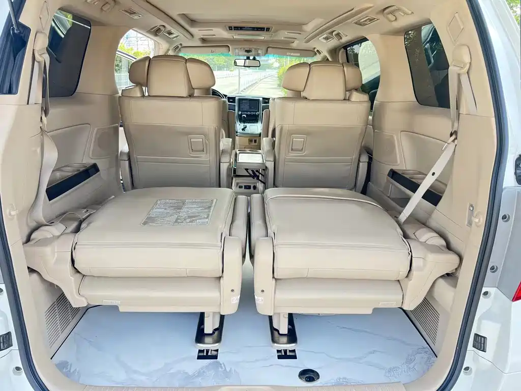 Toyota Alphard — миниатюра 8