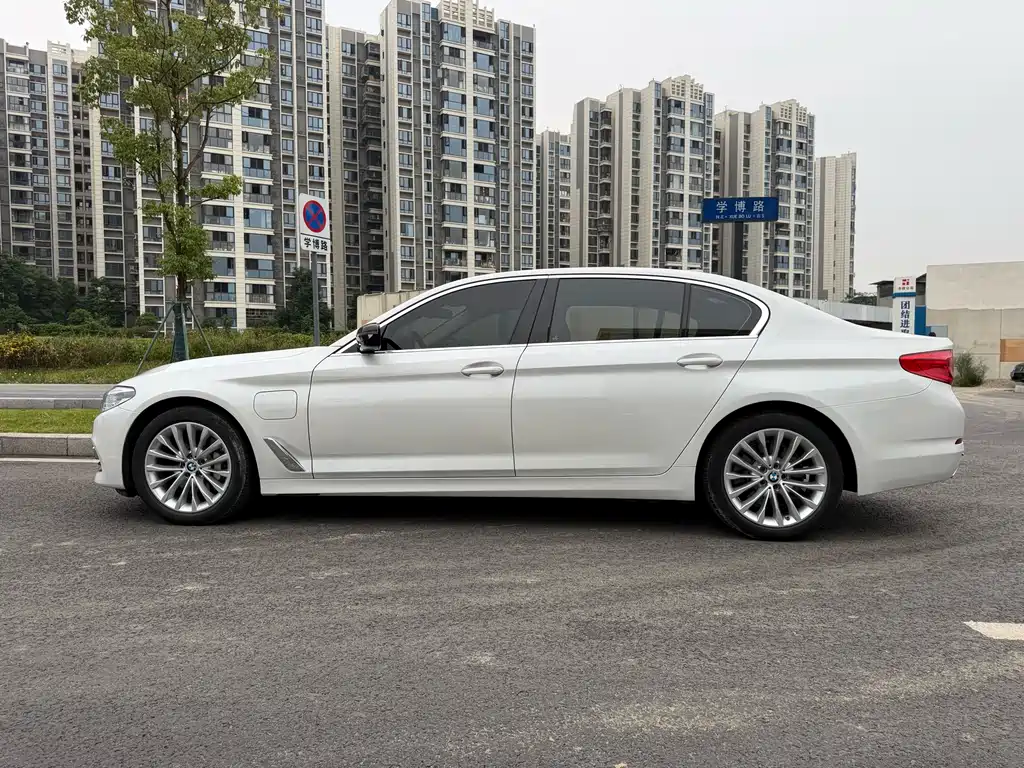 BMW 5 Series New Energy — миниатюра 11