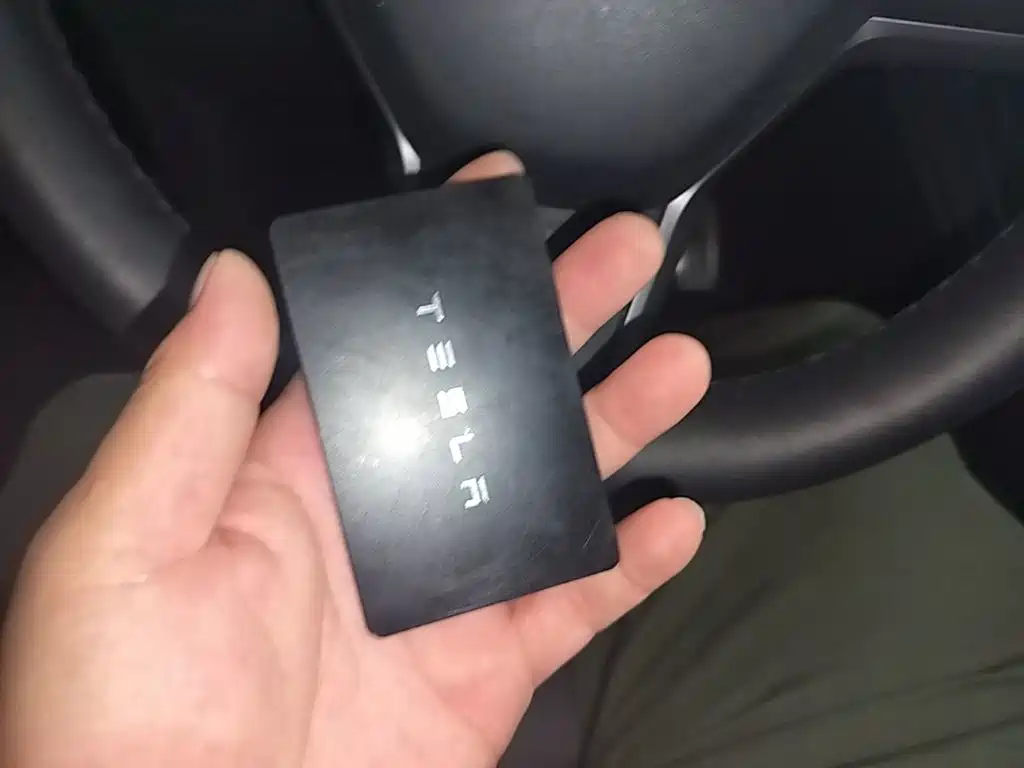 Tesla Model Y — миниатюра 9