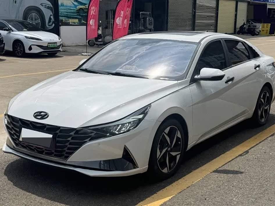 Hyundai Elantra 1.5 л 2023 г. Белый, пробег 35000 км