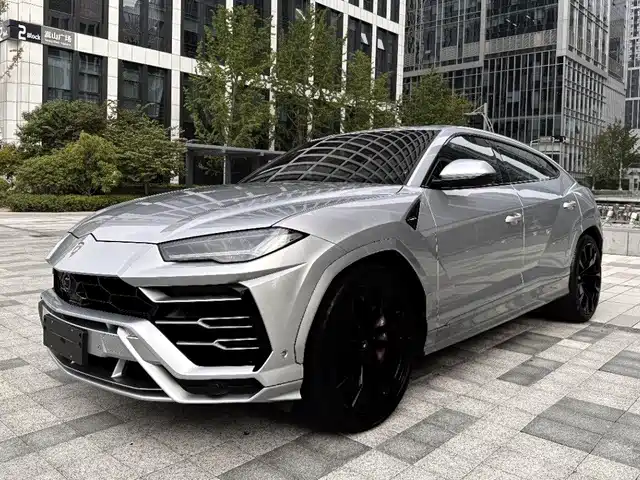 LAMBORGHINI URUS 2024