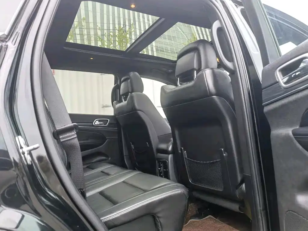 Jeep Grand Cherokee (Import) — миниатюра 9