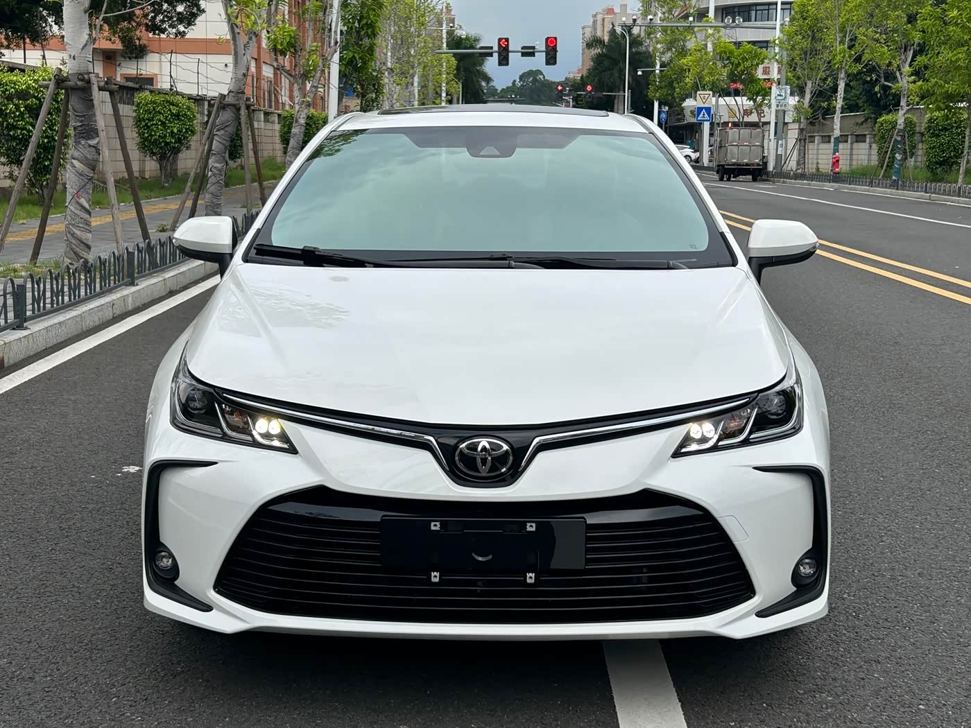 Toyota Corolla 1.2 л 2025 г. Белый, пробег 9000 км